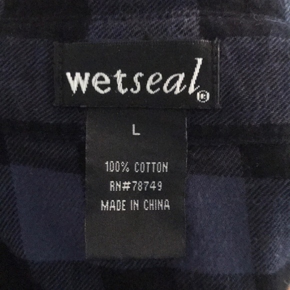 Navy/Black Soft Lightweight Button-up Flannel! - Picture 5 of 5